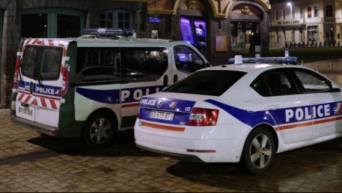 INCIDENT NA ŽELEZNIČKOJ STANICI U PARIZU: Policajci pucali na čoveka koji je ispisivao svastike INCIDENT NA ŽELEZNIČKOJ STANICI U PARIZU: Policajci pucali na čoveka koji je ispisivao svastike