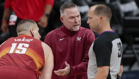 NI NIKOLA JOKIĆ OVO NIJE OČEKIVAO: Trener Denvera ušao u svlačionicu i ovo poklonio Srbinu (VIDEO) NI NIKOLA JOKIĆ OVO NIJE OČEKIVAO: Trener Denvera ušao u svlačionicu i ovo poklonio Srbinu (VIDEO)