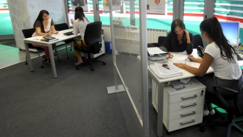 БАНКЕ ДАЈУ ЗАЈМОВЕ ДОК ТРЕПНЕШ: Скочила потражња за кредитима БАНКЕ ДАЈУ ЗАЈМОВЕ ДОК ТРЕПНЕШ: Скочила потражња за кредитима