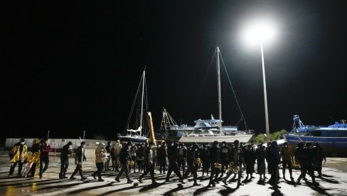НА БАЛКАНУ СПРЕМАЈУ ПАРКИНГЕ ЗА МИГРАНТЕ: Европска унија донела нацрт документа о земљама у које ће бити враћени имигранти НА БАЛКАНУ СПРЕМАЈУ ПАРКИНГЕ ЗА МИГРАНТЕ: Европска унија донела нацрт документа о земљама у које ће бити враћени имигранти