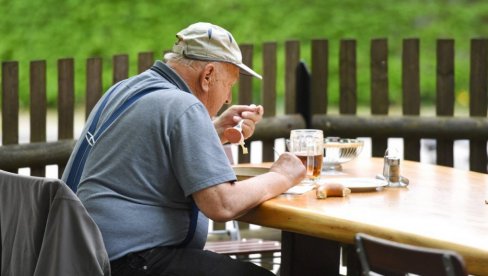 PREŠLI STE PEDESETU? Šta treba da izbegavate od namirnica, a šta da uvrstite u jelovnik PREŠLI STE PEDESETU? Šta treba da izbegavate od namirnica, a šta da uvrstite u jelovnik