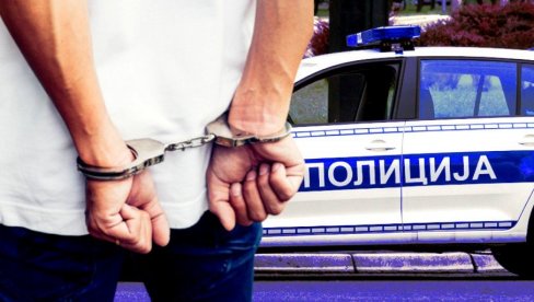 IZVADIO NOŽ PA NAPAO POLICAJCA: Interventna uhapsila poznatog prestupnika IZVADIO NOŽ PA NAPAO POLICAJCA: Interventna uhapsila poznatog prestupnika