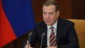 СТРАХ И ДАЉЕ ФУНКЦИОНИШЕ Медведев: Једино што их зауставља је претња одмаздом СТРАХ И ДАЉЕ ФУНКЦИОНИШЕ Медведев: Једино што их зауставља је претња одмаздом