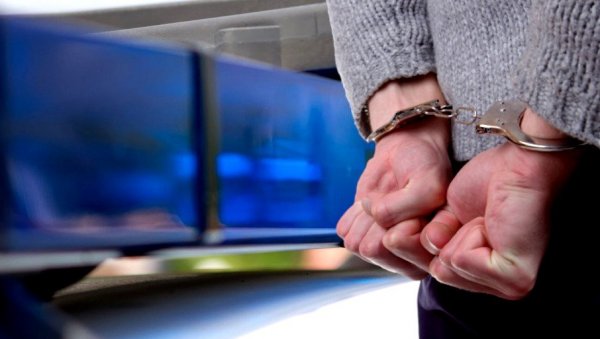 ПУ ПРИЈЕДОР: Мушкарац напао полицајца приликом хапшења због породичног насиља ПУ ПРИЈЕДОР: Мушкарац напао полицајца приликом хапшења због породичног насиља