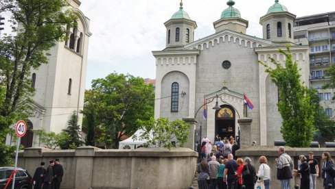 ISPRED VEZNESENJSKE CRKVE DOČEKANA RUKA SVETOG SAVE: Sutra na čelu Spasovdanske litije (FOTO) ISPRED VEZNESENJSKE CRKVE DOČEKANA RUKA SVETOG SAVE: Sutra na čelu Spasovdanske litije (FOTO)