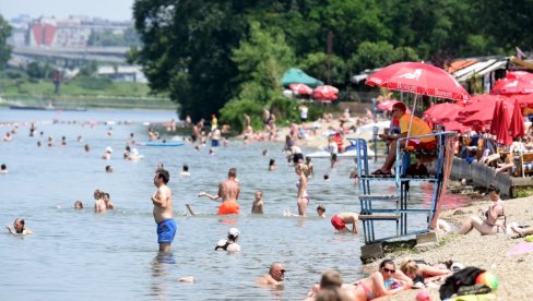 PRAVI LETNJI DAN NA ADI CIGANLIJI: Građani pohrlili da se rashlade na Savskom jezeru gde je počela sezona kupanja PRAVI LETNJI DAN NA ADI CIGANLIJI: Građani pohrlili da se rashlade na Savskom jezeru gde je počela sezona kupanja