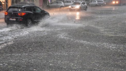 PONOVO SE OGLASIO RHMZ: U naredna dva sata nevreme se premešta u ovaj deo zemlje PONOVO SE OGLASIO RHMZ: U naredna dva sata nevreme se premešta u ovaj deo zemlje