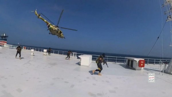 ОТЕТ ЈОШ ЈЕДАН ИЗРАЕЛСКИ БРОД У ЦРВЕНОМ МОРУ: Хути извели други препад! пловило напали прво дроновима ОТЕТ ЈОШ ЈЕДАН ИЗРАЕЛСКИ БРОД У ЦРВЕНОМ МОРУ: Хути извели други препад! пловило напали прво дроновима
