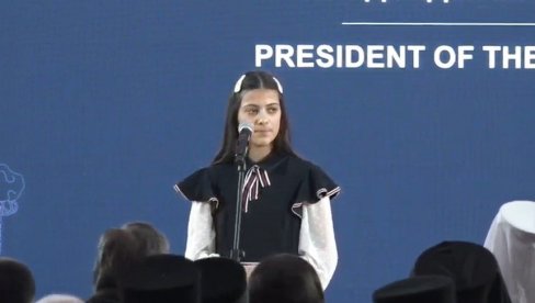 NASTAVIĆU DA SPAJAM SVE SRBE: Pavlina Radovanović, devojčica anđeoskog glasa i dobitnica Medalje za hrabrost NASTAVIĆU DA SPAJAM SVE SRBE: Pavlina Radovanović, devojčica anđeoskog glasa i dobitnica Medalje za hrabrost
