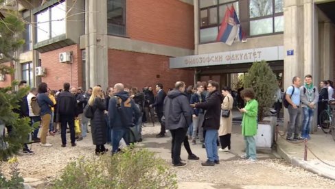 СВИ СУ ТУ КАО НЕКАДА У НАПАДУ НА СРБИЈУ: Србија против насиља, аутономаши и жути у служби Динка Грухоњића СВИ СУ ТУ КАО НЕКАДА У НАПАДУ НА СРБИЈУ: Србија против насиља, аутономаши и жути у служби Динка Грухоњића