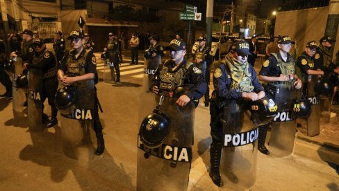 POLICIJA UPALA U REZIDENCIJU PREDSEDNICE PERUA: Istraga zbog luksuznih satova (FOTO) POLICIJA UPALA U REZIDENCIJU PREDSEDNICE PERUA: Istraga zbog luksuznih satova (FOTO)