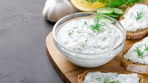 ГУРМАНСКИ УМАК ОД БЕЛОГ ЛУКА КОЈИ ЋЕ ВАС ОДУШЕВИТИ: Укус који сваком јелу даје додатну арому ГУРМАНСКИ УМАК ОД БЕЛОГ ЛУКА КОЈИ ЋЕ ВАС ОДУШЕВИТИ: Укус који сваком јелу даје додатну арому