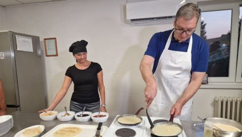 VUČIĆ VOJNICIMA NAPRAVIO PALAČINKE: Što mi dobro stoji kecelja, je l’ da? (VIDEO) VUČIĆ VOJNICIMA NAPRAVIO PALAČINKE: Što mi dobro stoji kecelja, je l’ da? (VIDEO)