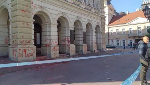 ТЕШКО ОШТЕЋЕНА КАМЕНИЦАМА, БАКЉАМА, ФАРБОМ: Градска кућа у Новом Саду, дан после дивљања опозиције (ВИДЕО) ТЕШКО ОШТЕЋЕНА КАМЕНИЦАМА, БАКЉАМА, ФАРБОМ: Градска кућа у Новом Саду, дан после дивљања опозиције (ВИДЕО)