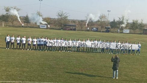 NEDELJA I SVI STE TU…: Potresno - Mladi fudbaleri iz Knićanina još jednom se oprostili od tragično stradalog Miloša Milosavljevića (FOTO) NEDELJA I SVI STE TU…: Potresno - Mladi fudbaleri iz Knićanina još jednom se oprostili od tragično stradalog Miloša Milosavljevića (FOTO)