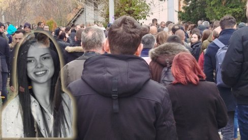 ANJA ĆE DA POČIVA NEDALEKO OD VOLJENOG DEDE: Paraćin se u tuzi oprašta od mlade sugrađanke, tragično stradale u Novom Sadu (FOTO) ANJA ĆE DA POČIVA NEDALEKO OD VOLJENOG DEDE: Paraćin se u tuzi oprašta od mlade sugrađanke, tragično stradale u Novom Sadu (FOTO)