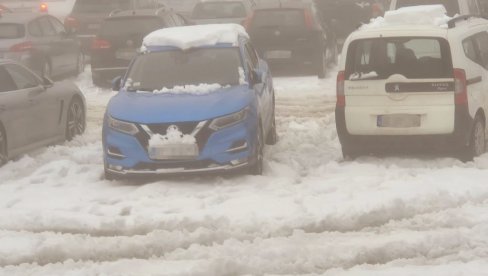 AKO SE SLUPAŠ JER JE KLIZAVO KO TI JE KRIV: Nezapamćen bezobrazluk na Zlatiboru - Sneg napadao, parking ne čiste, ali ga uredno naplaćuju! AKO SE SLUPAŠ JER JE KLIZAVO KO TI JE KRIV: Nezapamćen bezobrazluk na Zlatiboru - Sneg napadao, parking ne čiste, ali ga uredno naplaćuju!