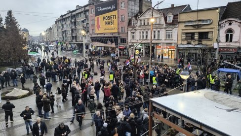 POČELO OKUPLJENJE NARODA U JAGODINI: Dva sata pred početak velikog skupa koji je najavio Vučić (FOTO/VIDEO) POČELO OKUPLJENJE NARODA U JAGODINI: Dva sata pred početak velikog skupa koji je najavio Vučić (FOTO/VIDEO)