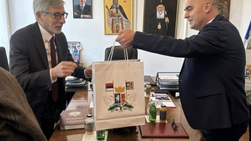 RAZGOVORI O NOVIM ULAANJIMA: Ambasador Francuske Pjer Košar posetio Bačku Palanku RAZGOVORI O NOVIM ULAANJIMA: Ambasador Francuske Pjer Košar posetio Bačku Palanku