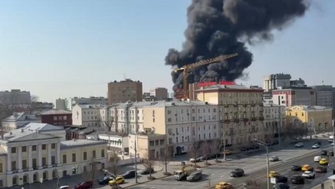 POŽAR U CENTRU MOSKVE: Vatra zahvatila stambeni kompleks, gust crni dim nadvio se nad prestonicom (VIDEO) POŽAR U CENTRU MOSKVE: Vatra zahvatila stambeni kompleks, gust crni dim nadvio se nad prestonicom (VIDEO)