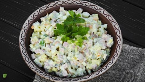 SALATA SA JAJIMA, SIROM I ŠUNKOM: Postaće neizostavni deo svake trpeze kada je budete probali SALATA SA JAJIMA, SIROM I ŠUNKOM: Postaće neizostavni deo svake trpeze kada je budete probali