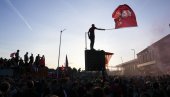 ЦЕО СВЕТ ИМ СЕ СМЕЈЕ: Навијачи Ливерпула купили 10.000 димних бомби. Нису обратили пажњу - ОД КОГА (ВИДЕО)