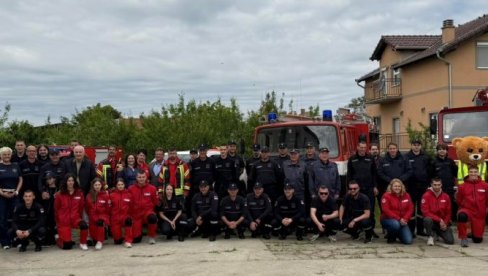 ПОКАЗАЛИ СПРЕМНОСТ У СПАСАВАЊУ И ГАШЕЊУ ПОЖАРА: Сарадња ватрогасних удружења Бакши из Мађарске и ДВД Будисава из Будисаве ПОКАЗАЛИ СПРЕМНОСТ У СПАСАВАЊУ И ГАШЕЊУ ПОЖАРА: Сарадња ватрогасних удружења Бакши из Мађарске и ДВД Будисава из Будисаве