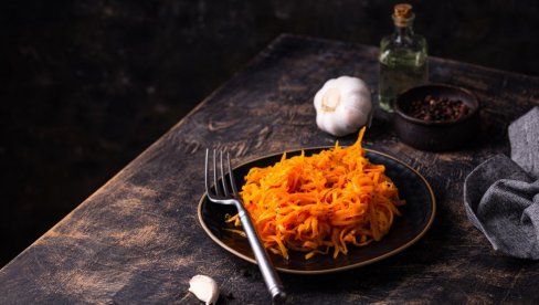 OSVEŽAVA I DAJE SNAGU: Prolećna salata od šargarepe i suvog grožđa OSVEŽAVA I DAJE SNAGU: Prolećna salata od šargarepe i suvog grožđa