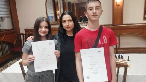 VASILIJE I DINA NAJBOLJI: Učenici iz Paraćina bez premca u šahu na Okružnom takmičenju VASILIJE I DINA NAJBOLJI: Učenici iz Paraćina bez premca u šahu na Okružnom takmičenju