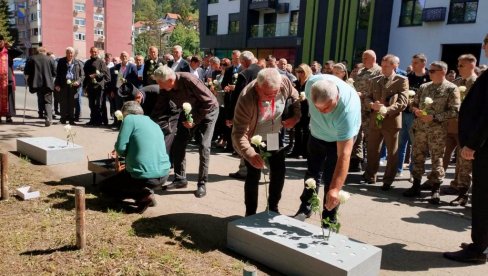 NA MESTU UBISTVA 54 MLADIĆA - TAMJAN, RUŽE I VOŠTANICE: Obeležena 33. godišnjica masakra vojnika JNA u tuzlanskoj koloni (FOTO)
