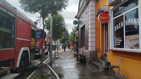 EKSPLOZIJA I POŽAR U SUR „BONĐORNO“ U PARAĆINU: Srećom, nije bilo povređenih (FOTO) EKSPLOZIJA I POŽAR U SUR „BONĐORNO“ U PARAĆINU: Srećom, nije bilo povređenih (FOTO)