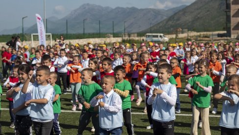 MALIŠANI IZ ISTOČNE HERCEGOVINE PLESALI U TREBINJU: Praznik dečije radosti