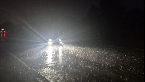 POTOP U SURČINU: Kiša lije neprestano, na ulicama reke