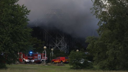 POŽAR JOŠ BESNI U ZGRADI BOLNICE: Građani odmah da napuste zonu opasnosti POŽAR JOŠ BESNI U ZGRADI BOLNICE: Građani odmah da napuste zonu opasnosti