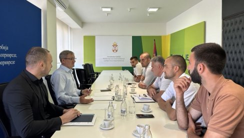 И УРЕДБОМ ДО ФЕР ОТКУПНИХ ЦЕНА МЛЕКА: Министар Гламочић разговарао са представницима Удружења произвођача млека Мачванског округа И УРЕДБОМ ДО ФЕР ОТКУПНИХ ЦЕНА МЛЕКА: Министар Гламочић разговарао са представницима Удружења произвођача млека Мачванског округа