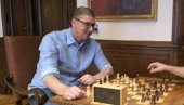 ВУЧИЋ ОБЈАВИО ФОТОГРАФИЈУ ИЗ ПРЕДСЕДНИШТВА КАКО ИГРА ШАХ: Тренуци релаксације (ФОТО)